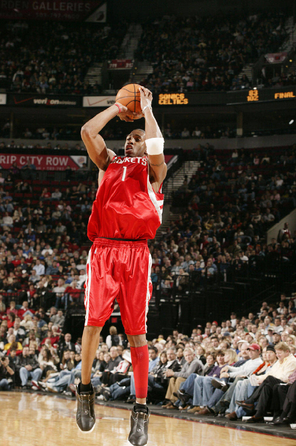 水晶宫与斯特拉斯堡赛前，维埃拉现身法国酒吧和球迷一起观战（水晶宫战斯特拉斯堡前，维埃拉现身法国酒吧与球迷同看比赛）