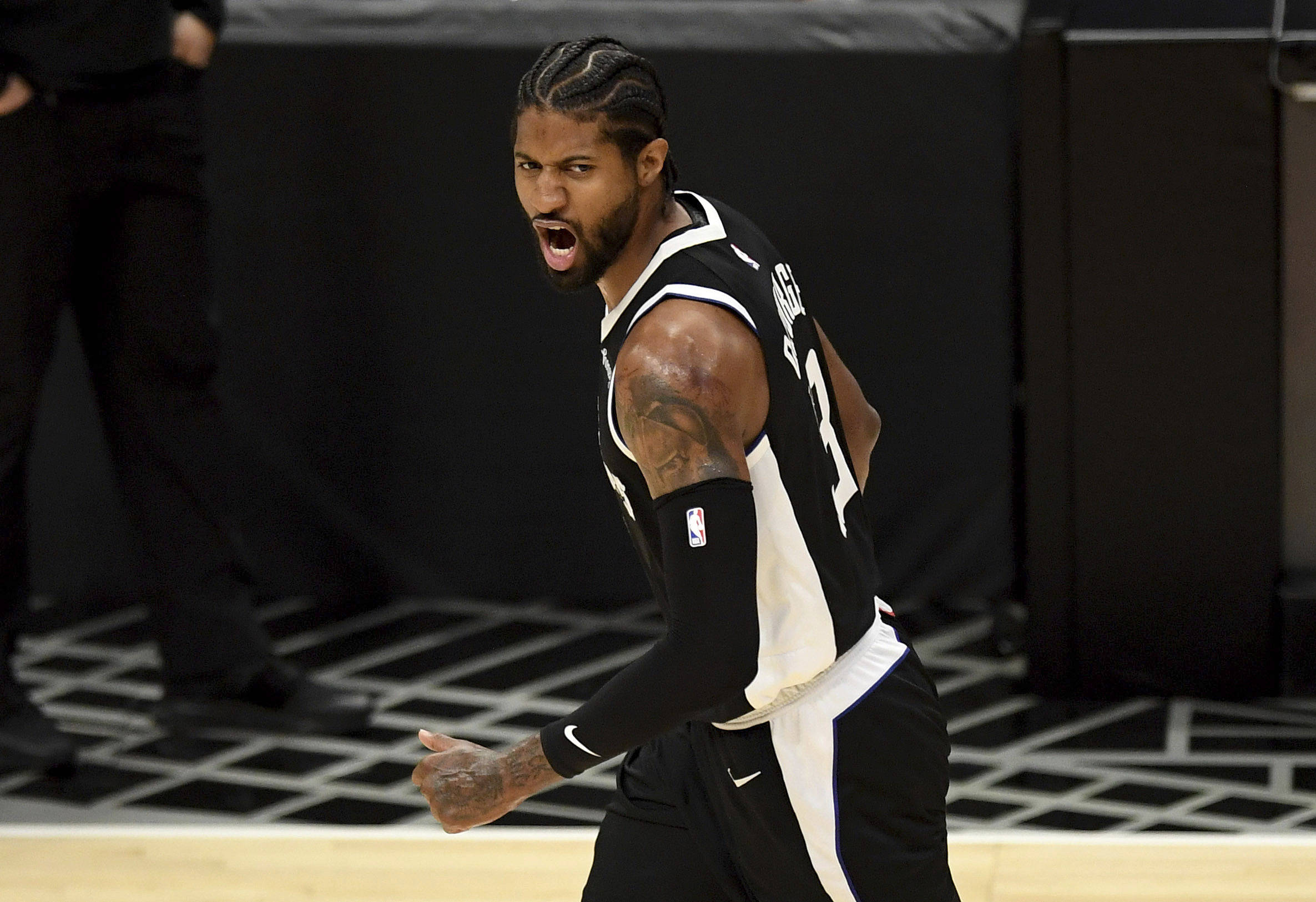 孔帕尼：不关注本菲卡与格雷罗的传闻，任何转会只会内部讨论（孔帕尼：不理会本菲卡、格雷罗传闻，转会议题只在内部讨论）