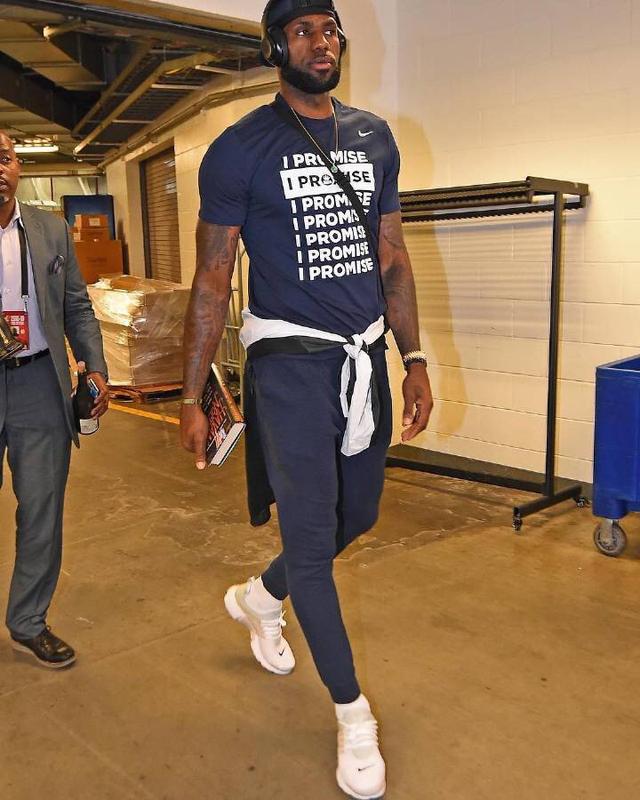 记者：奥斯卡身边人认为他没法继续踢球了，他在体能测试时突感不适（记者：奥斯卡身边人士称他或已无法再踢球，体能测试中突感不适）