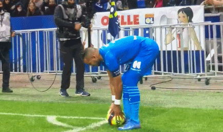 百年传统断裂：英超节礼日仅剩一场，商业赛程压倒历史（传统生变：英超节礼日仅余一战，商业考量凌驾于历史）