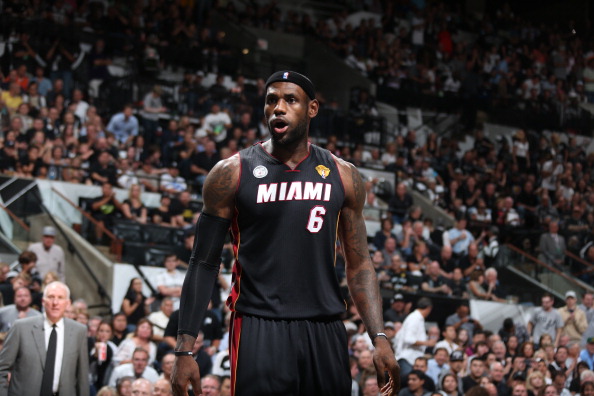 王飞获双料推广人奖，推动中国拳击发展，助力职业拳击繁荣。（王飞荣获双料推广人称号，助推中国拳击发展与职业拳击繁荣）