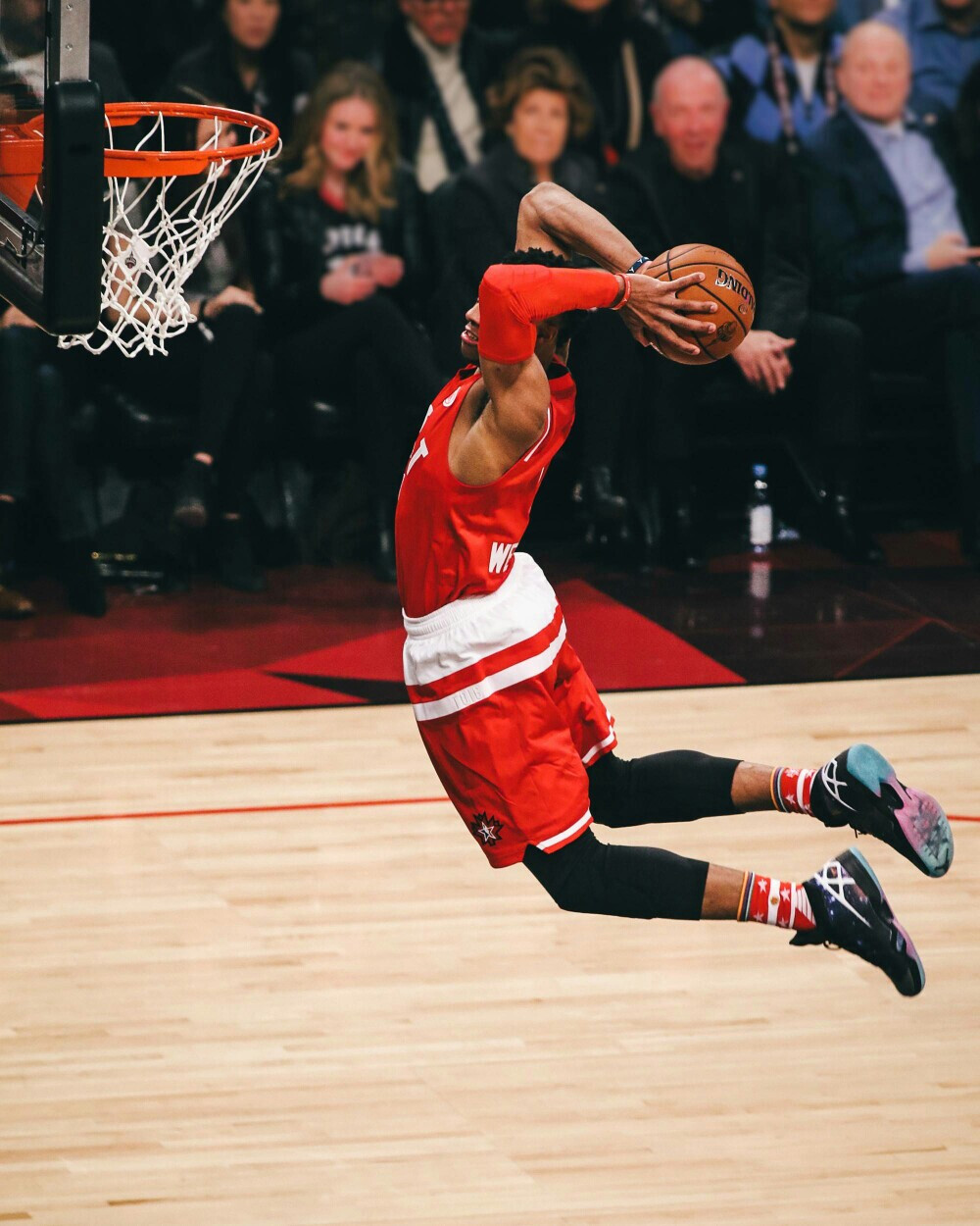 欧冠第4轮前瞻：双战术体系的博弈，两位神锋大战“群狼”（欧冠第4轮看点：两套战术正面碰撞，双神锋硬撼狼群）